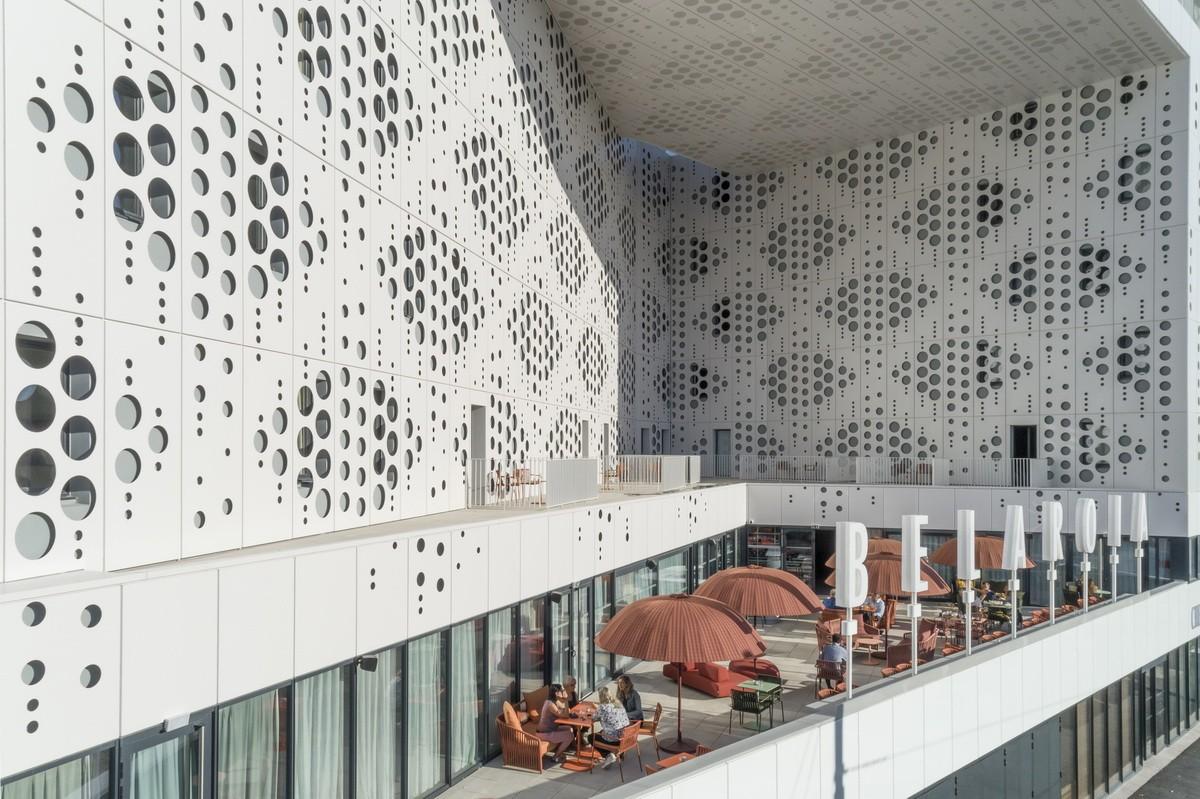 如纯白蕾丝裙般优雅圣洁：蒙特皮埃酒店综合体 / Manuelle Gautrand Architecture