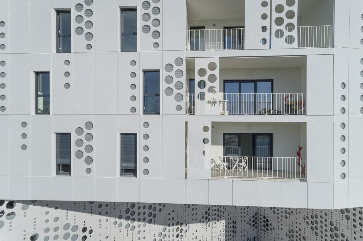 如纯白蕾丝裙般优雅圣洁：蒙特皮埃酒店综合体 / Manuelle Gautrand Architecture