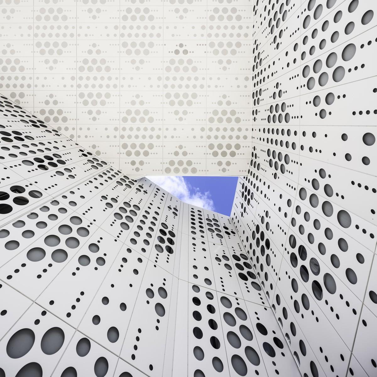 如纯白蕾丝裙般优雅圣洁：蒙特皮埃酒店综合体 / Manuelle Gautrand Architecture