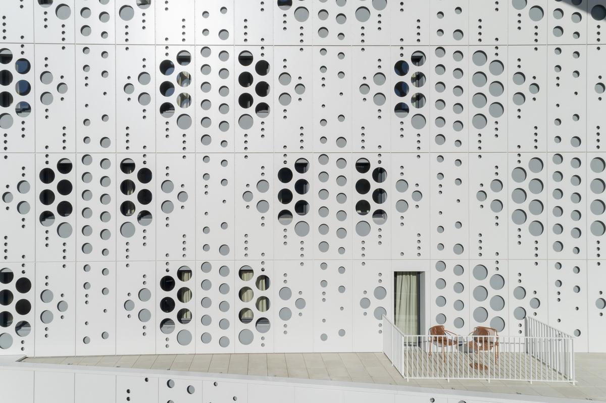 如纯白蕾丝裙般优雅圣洁：蒙特皮埃酒店综合体 / Manuelle Gautrand Architecture