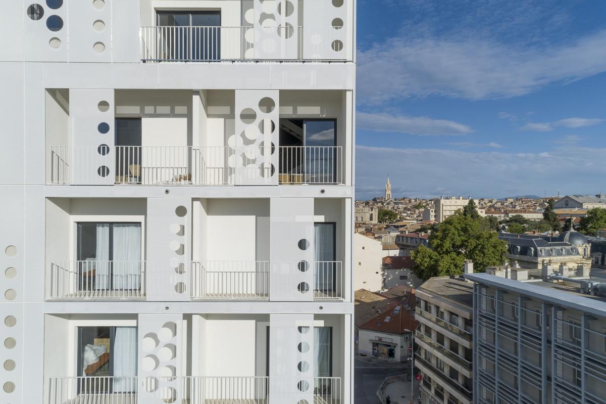 如纯白蕾丝裙般优雅圣洁：蒙特皮埃酒店综合体 / Manuelle Gautrand Architecture