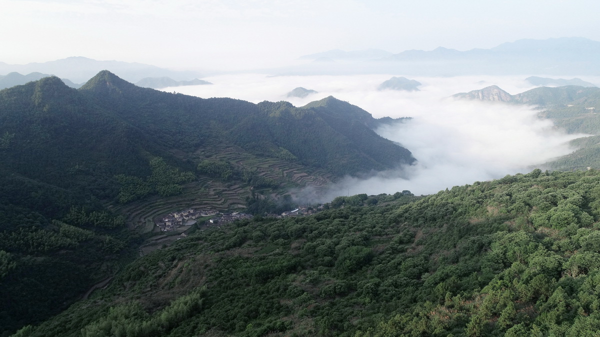 02.群山环绕的村子 Village surrounded by hills_调整大小.jpg