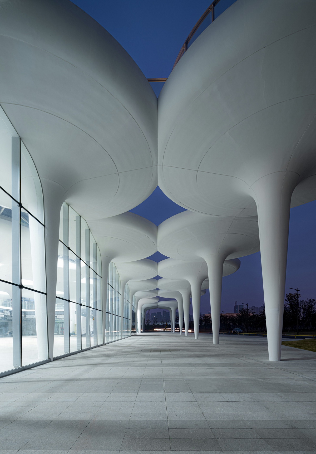 f3_健身中心灰空间夜景【Night_view_of_open_space_of_fitness_center】_调整大小.jpg