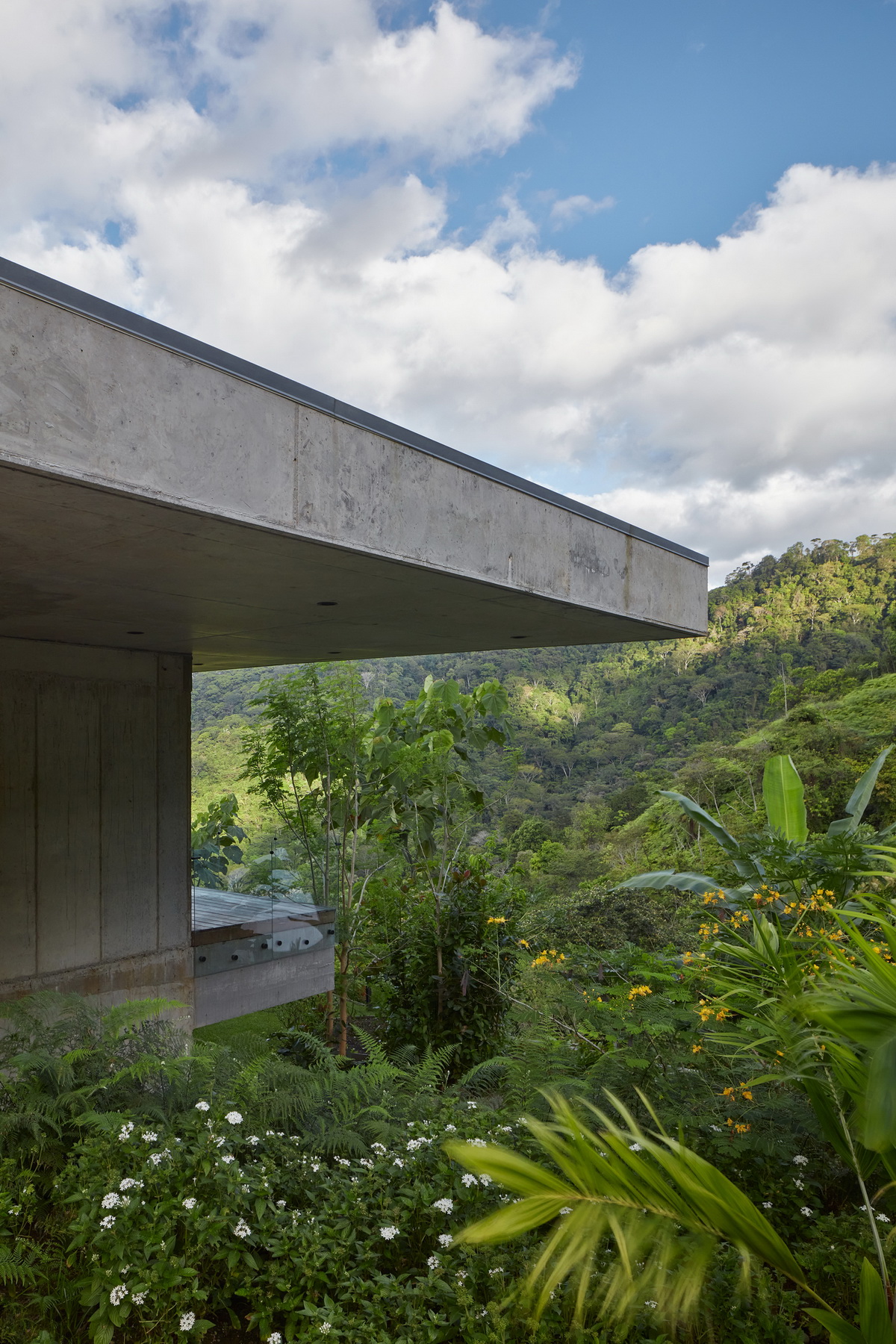 15_art-villa-art-villas-resort-refuel-works-formafatal-costa-rica_dezeen_2364_col_3_调整大小.jpg