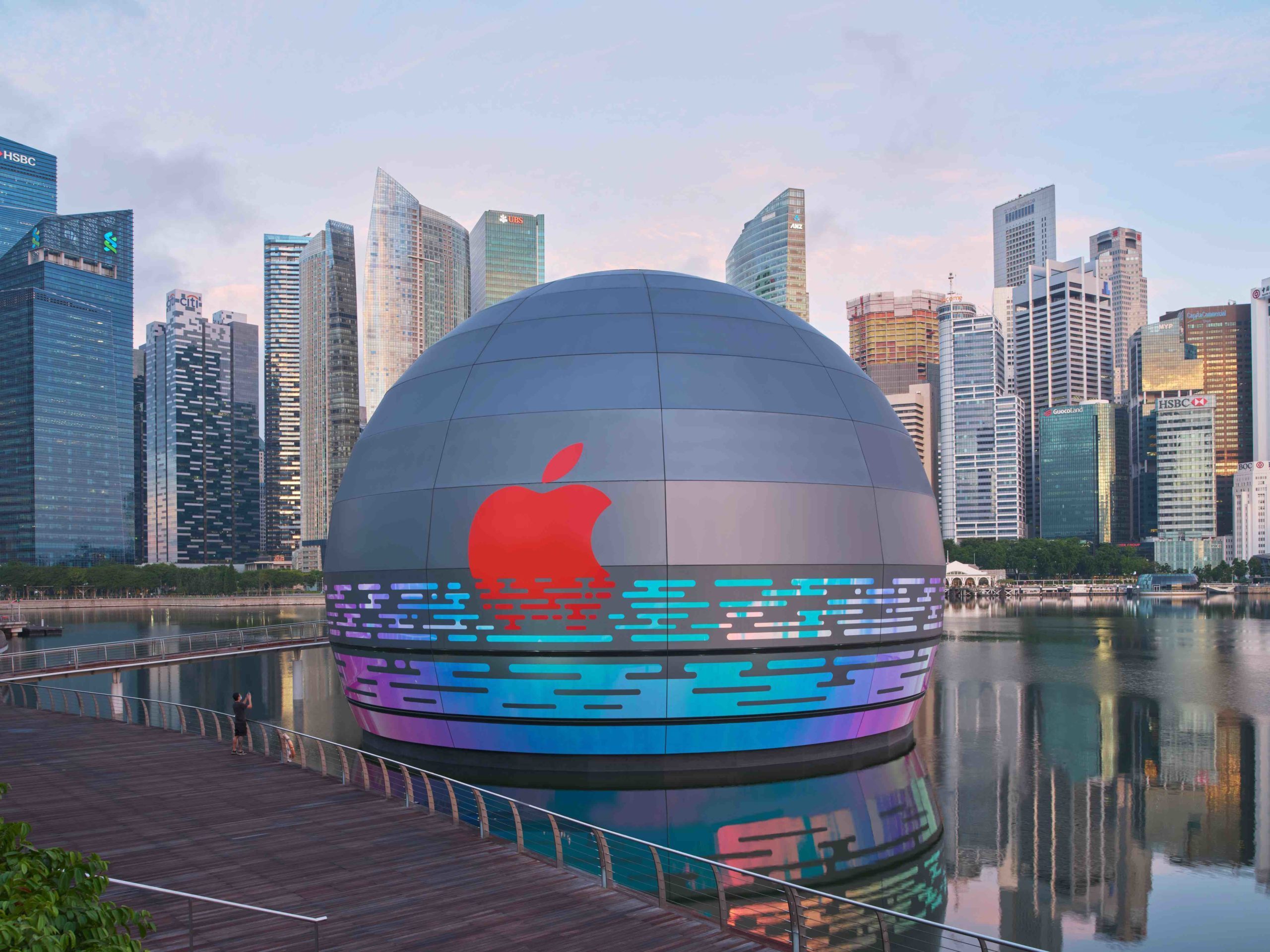 the-floating-sphere-in-front-of-marina-bay-sands-has-been-revealed-to-be-apples-newest-store.jpg