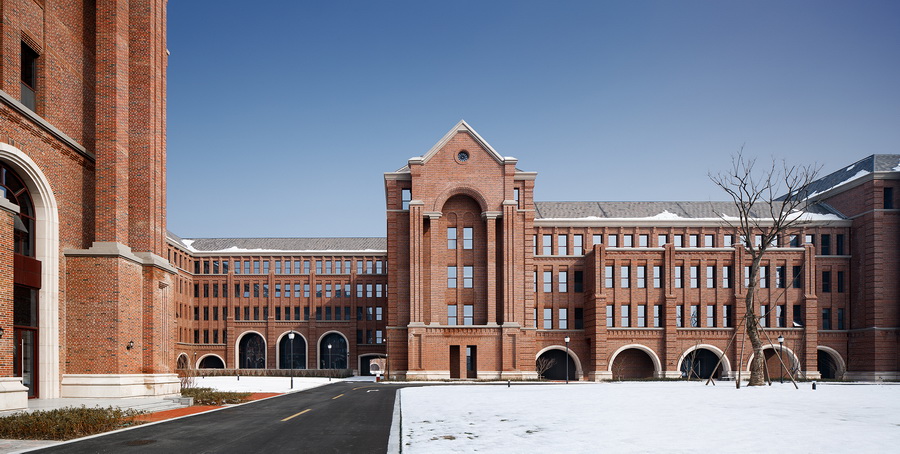 13 教学南区侧院雪景 South area of the teaching building_调整大小.jpg