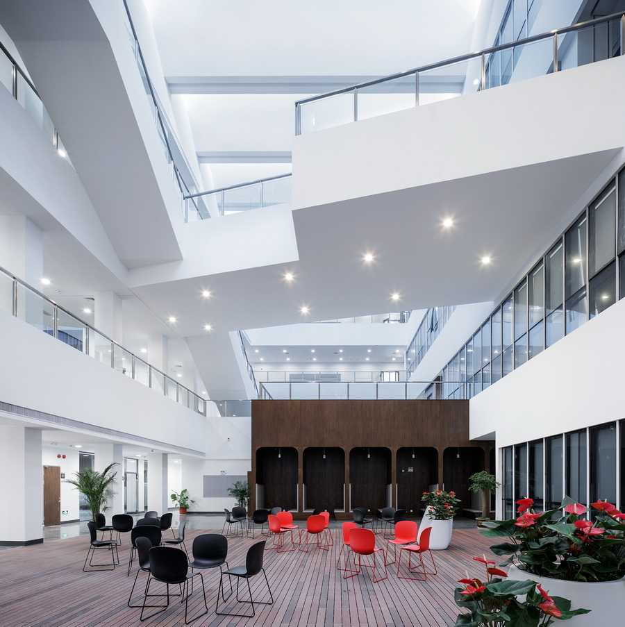 20 教学楼中庭 Atrium of teaching building_调整大小.jpg