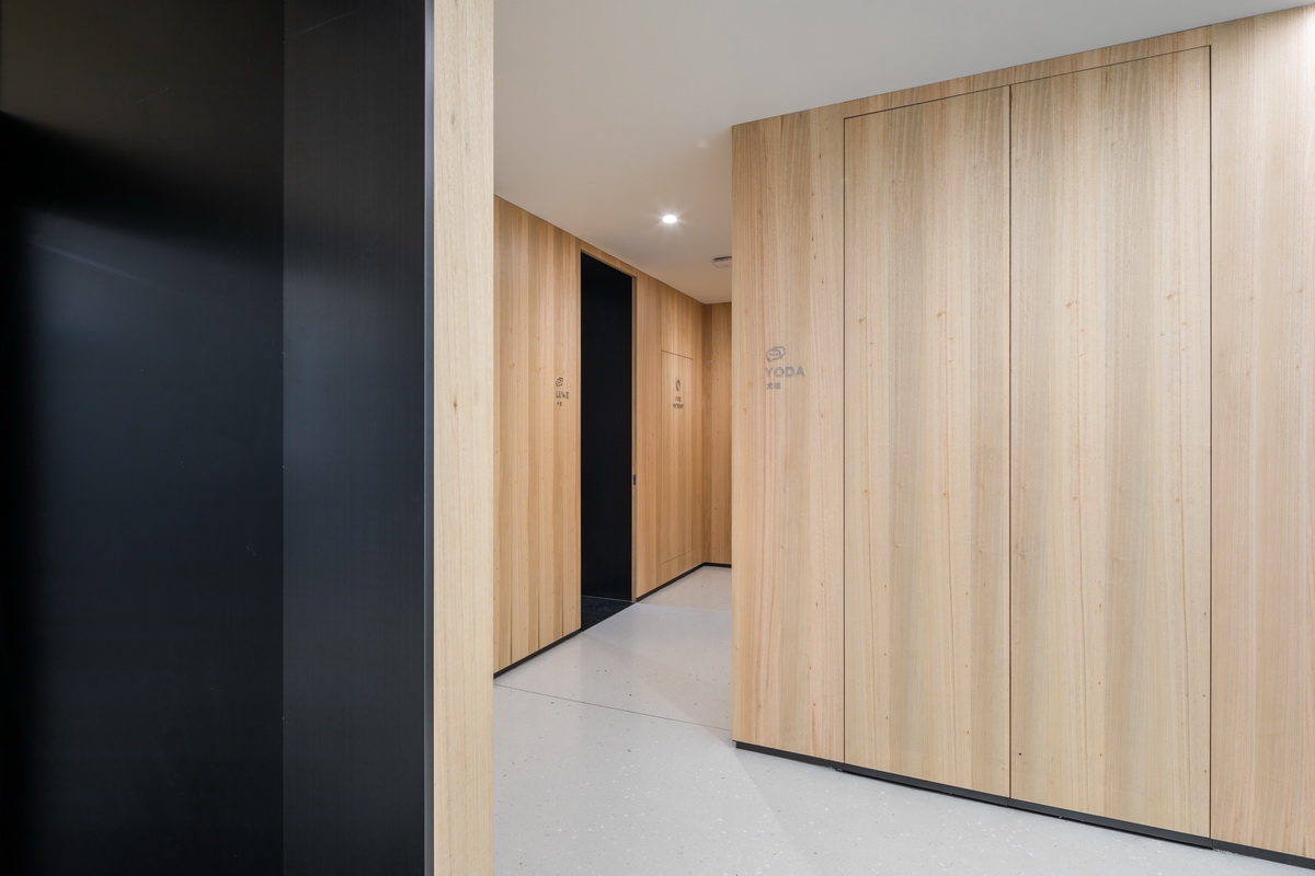 15_1_the secret doors covered by wooden veneer_调整大小.jpg