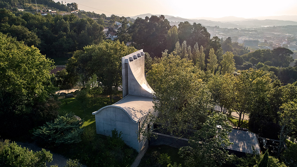 guimaraes-chapel-nicholas-burns-architecture-worship-culture-portugal_dezeen_2364_hero.jpg