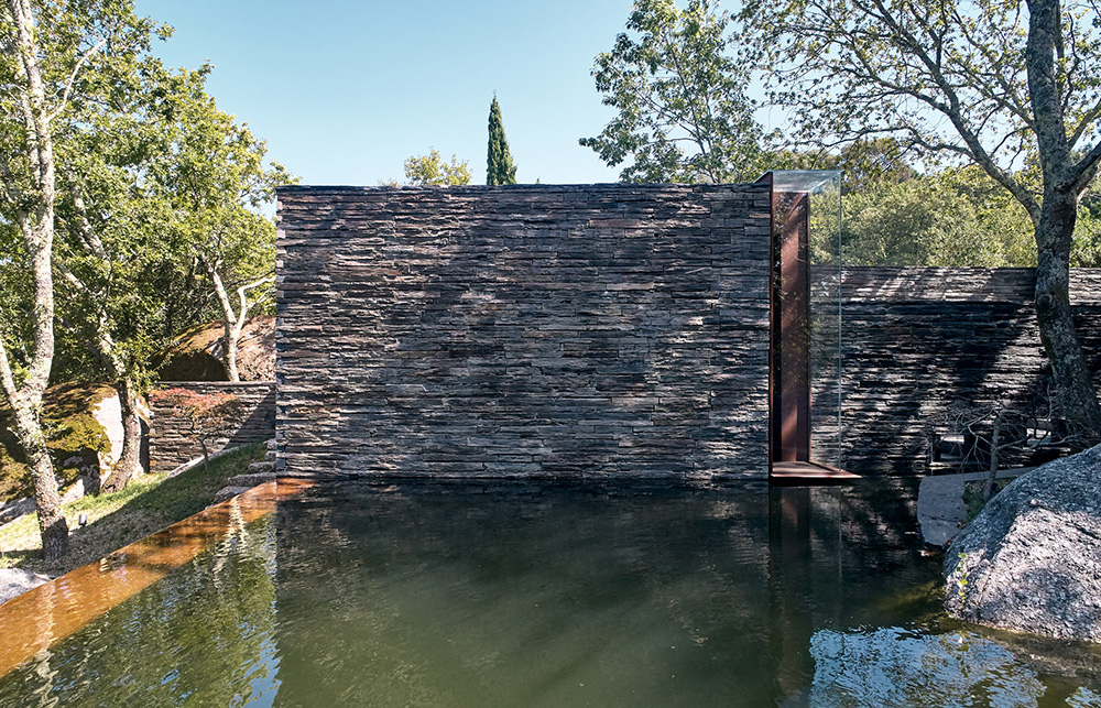 guimaraes-chapel-nicholas-burns-architecture-worship-culture-portugal_dezeen_2364_col_12.jpg