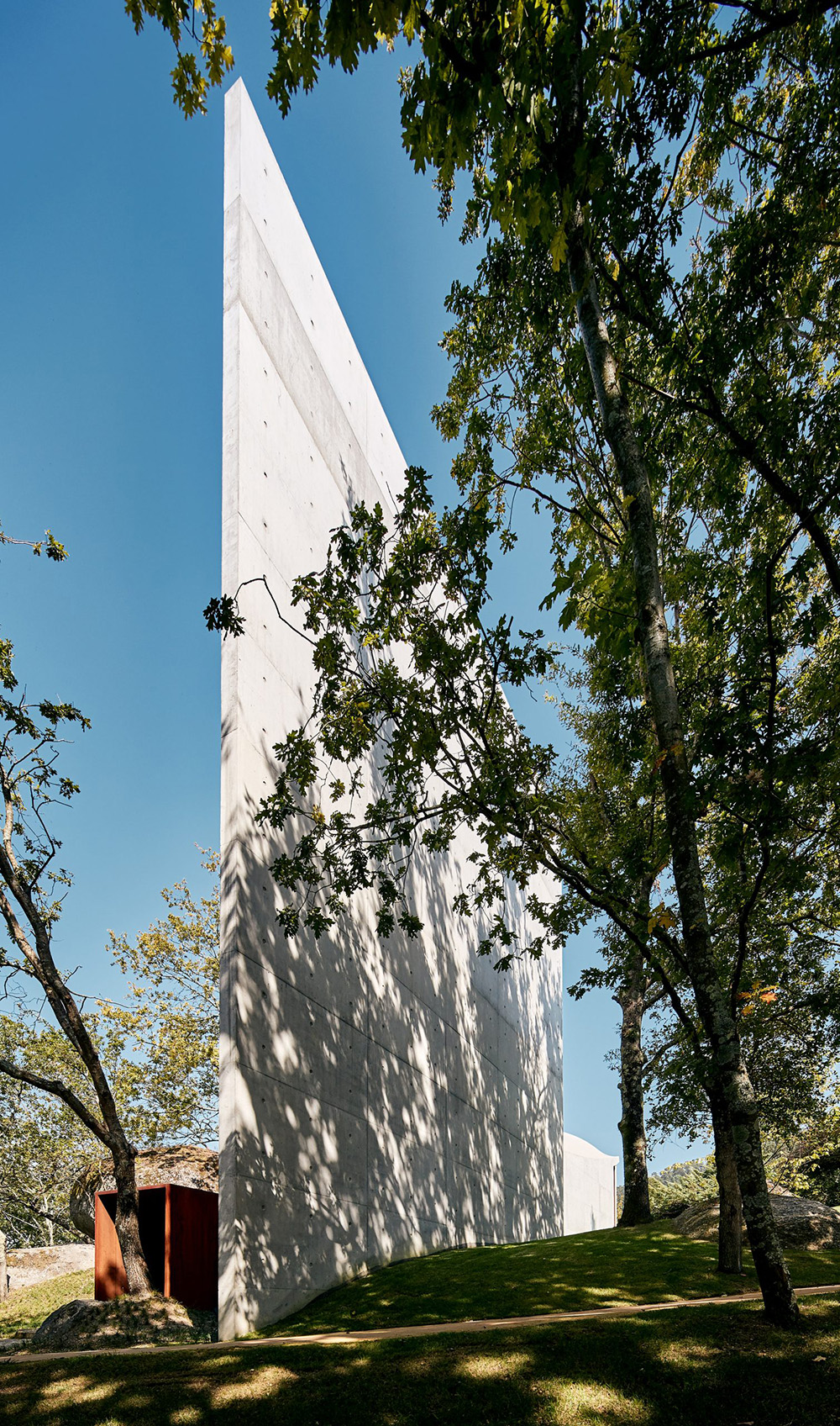 guimaraes-chapel-nicholas-burns-architecture-worship-culture-portugal_dezeen_2364_col_23-scaled.jpg