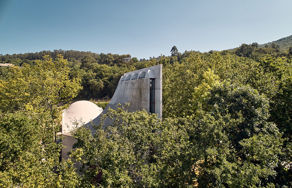 guimaraes-chapel-nicholas-burns-architecture-worship-culture-portugal_dezeen_2364_col_4.jpg