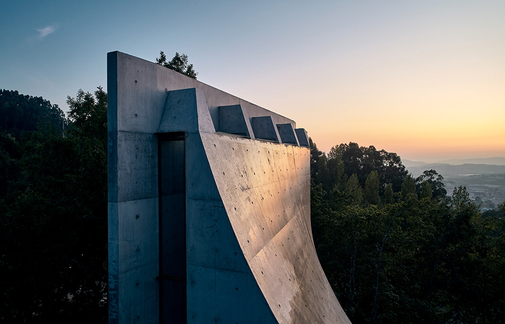 guimaraes-chapel-nicholas-burns-architecture-worship-culture-portugal_dezeen_2364_col_17.jpg