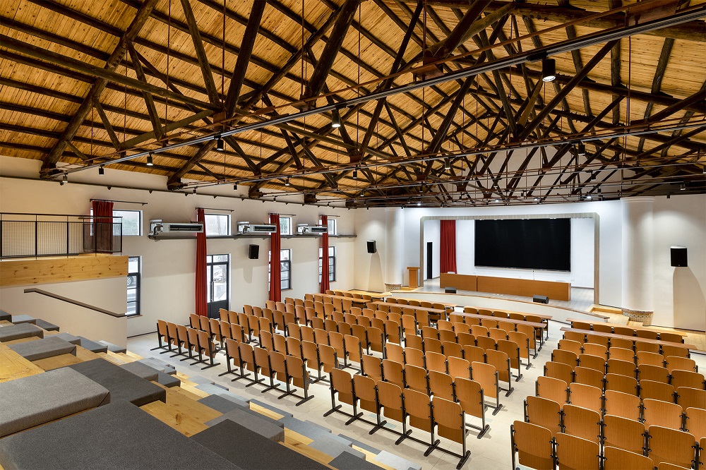 16,0多功能睦邻大礼堂内部，Inside the multi-functional good neighborhood auditorium.jpg