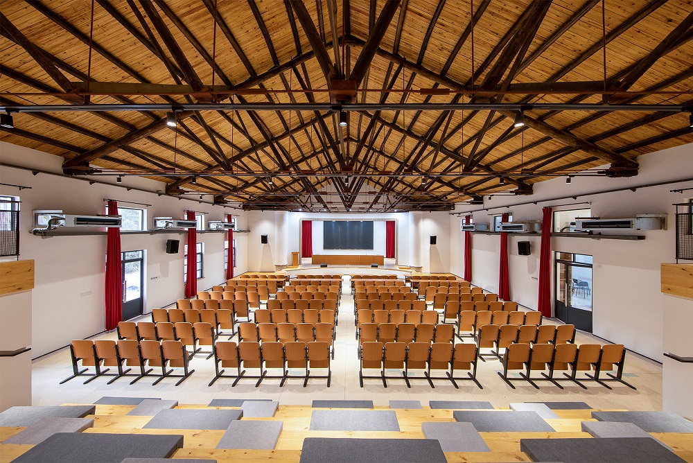 17,0多功能睦邻大礼堂内部，Inside the multi-functional good neighborhood auditorium.jpg