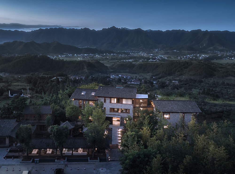 02.南侧鸟瞰民宿与远山的关系Southside bird's view, showing the resort corresponding with distant mountains.jpg