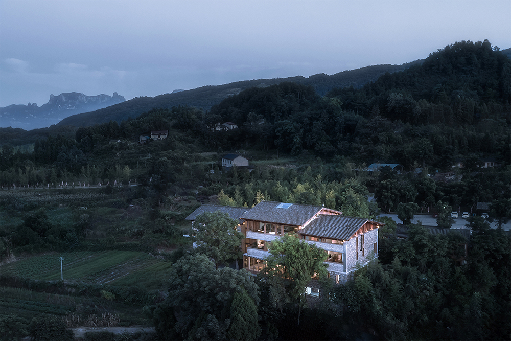 03.北侧鸟瞰被树木包裹的民宿Northside bird's view, showing the resort surrounding by woods.jpg