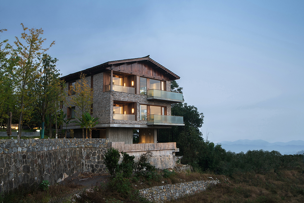 08.架在石坎上被看全的东立面The unobstructed view of the east side facade on the stone dike.jpg