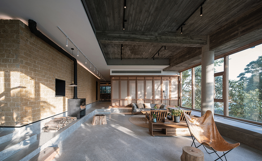 21.树林的光影投到休闲空间中Mottled shades of trees projected into the lounge area.jpg