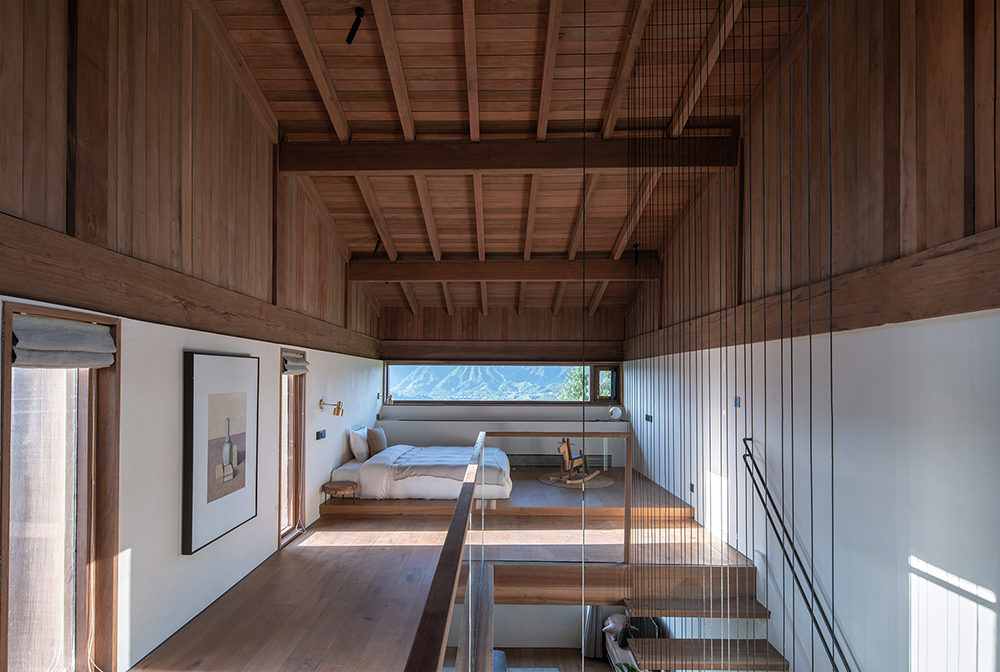 33.木结构裸露的亲子夹层空间，设计压低了夹层的空间高度Loft space with exposed wood structure, the design compressed the vertical volume of the loft.jpg