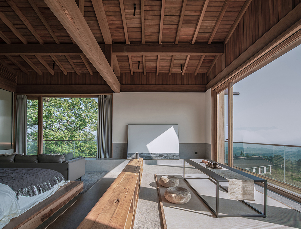 48.屋顶木结构裸露的客房空间Guest room with an exposed wooden roof structure.jpg