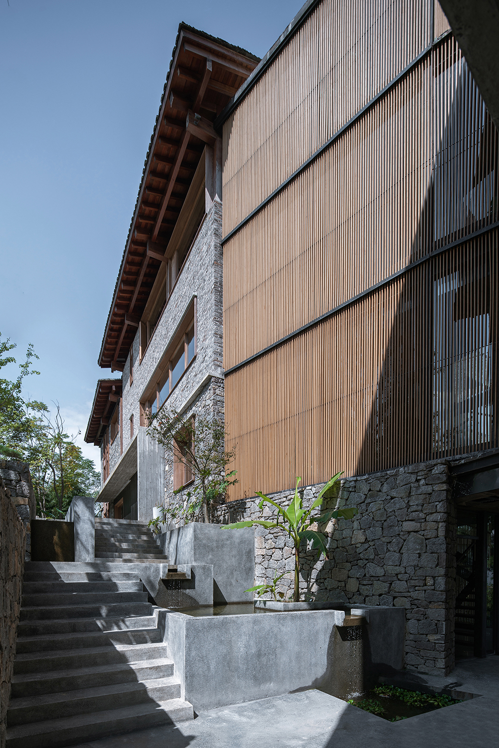 53.建筑南侧阶梯水洗石、毛石墙、竹格栅关系Relationships between washed granolithic stairs, rubble wall, and bamboo fences at the south side of the residence.jpg