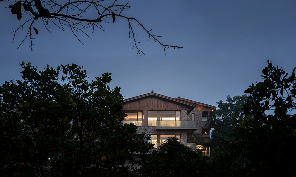 56.进村上山透过树林看到民宿Seeing the residence through woods while entering the village.jpg