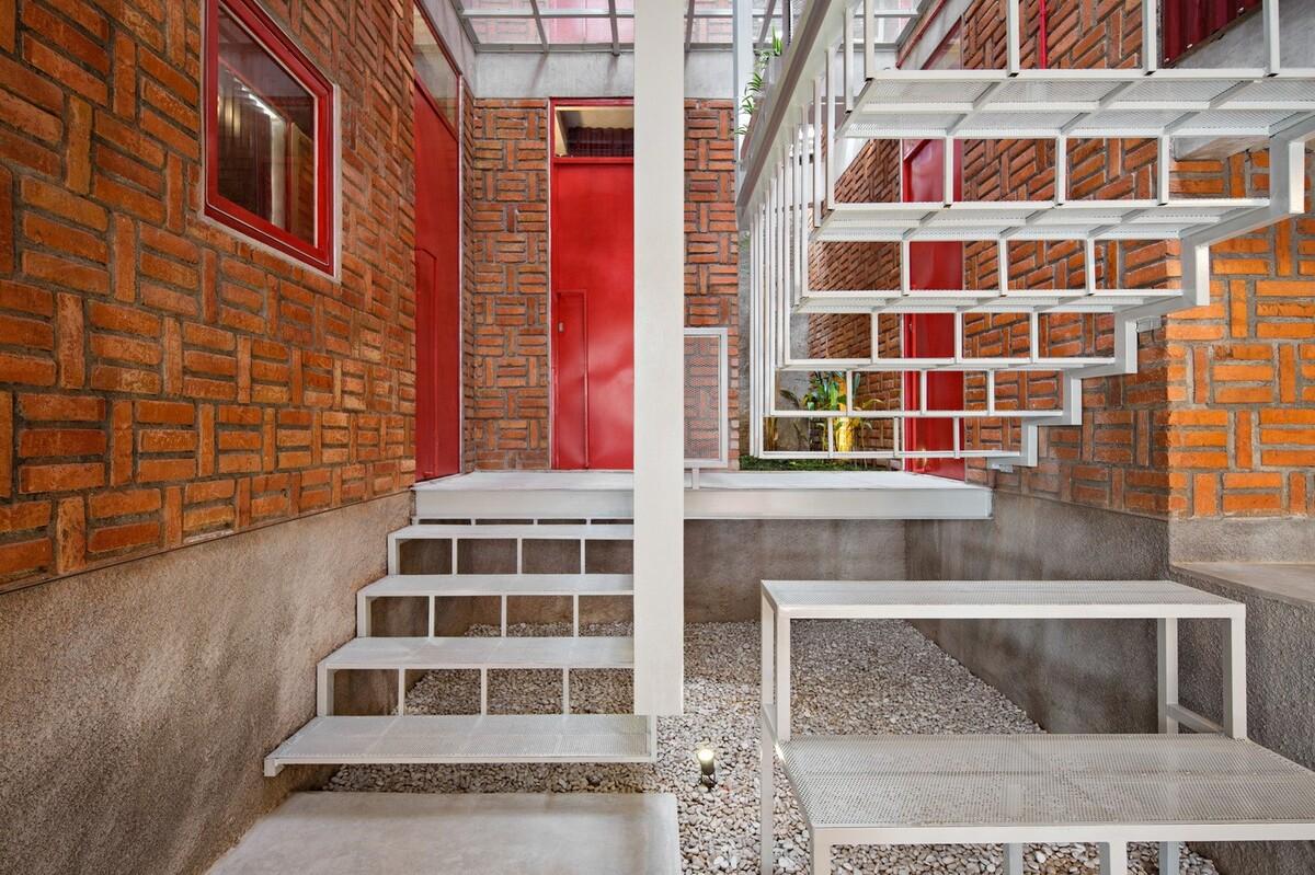 '逐步堆叠‘ 红区寄宿公寓 / Ismail Solehudin Architecture