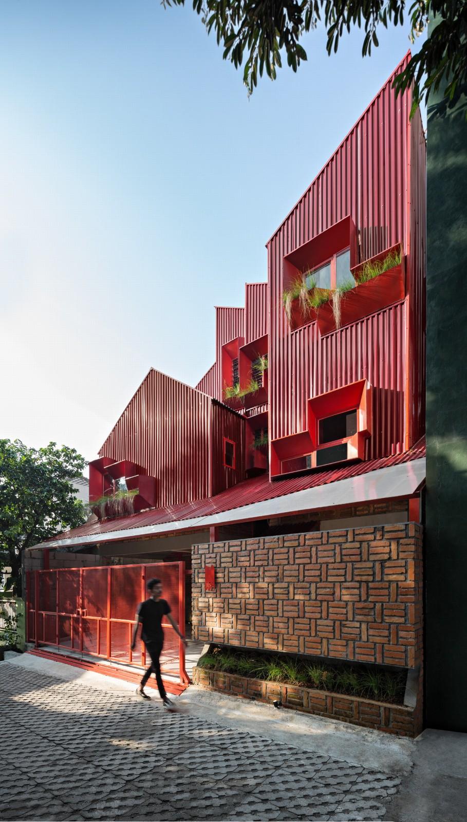 '逐步堆叠‘ 红区寄宿公寓 / Ismail Solehudin Architecture