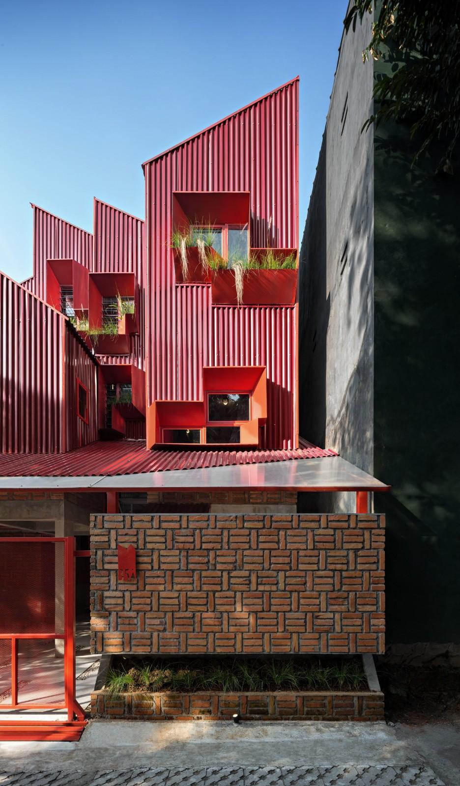 '逐步堆叠‘ 红区寄宿公寓 / Ismail Solehudin Architecture