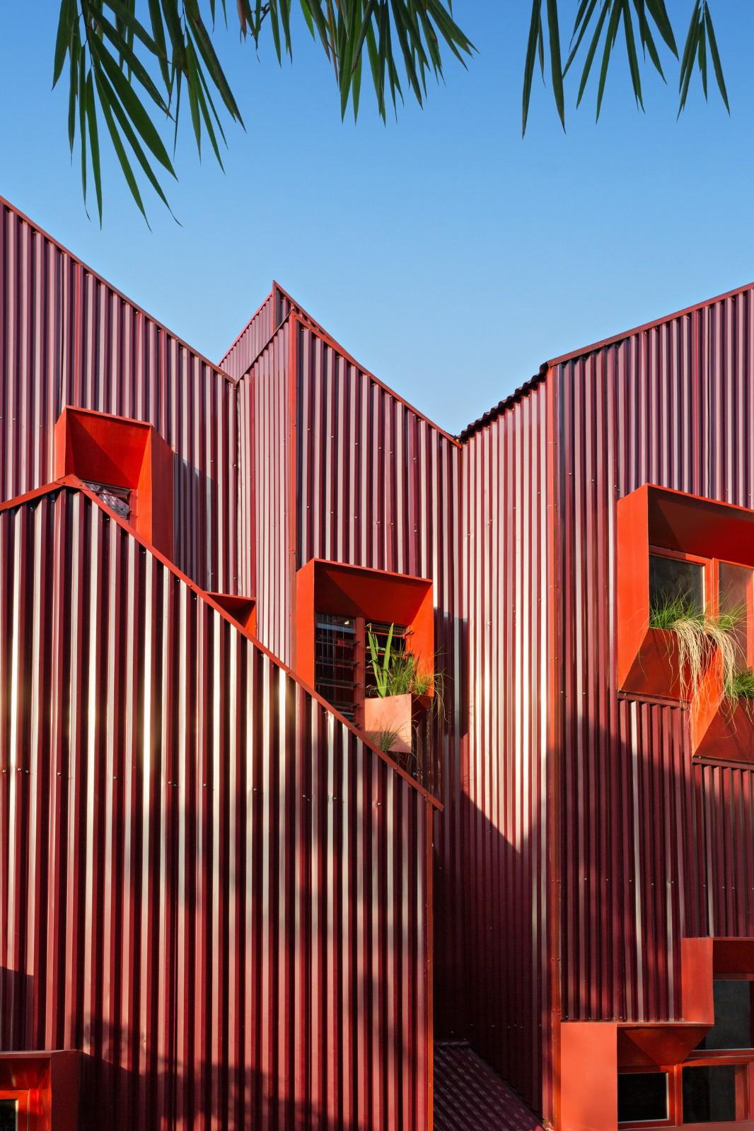 '逐步堆叠‘ 红区寄宿公寓 / Ismail Solehudin Architecture