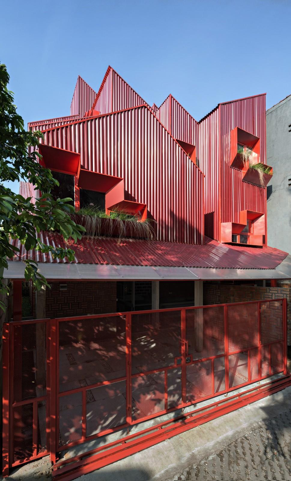 '逐步堆叠‘ 红区寄宿公寓 / Ismail Solehudin Architecture