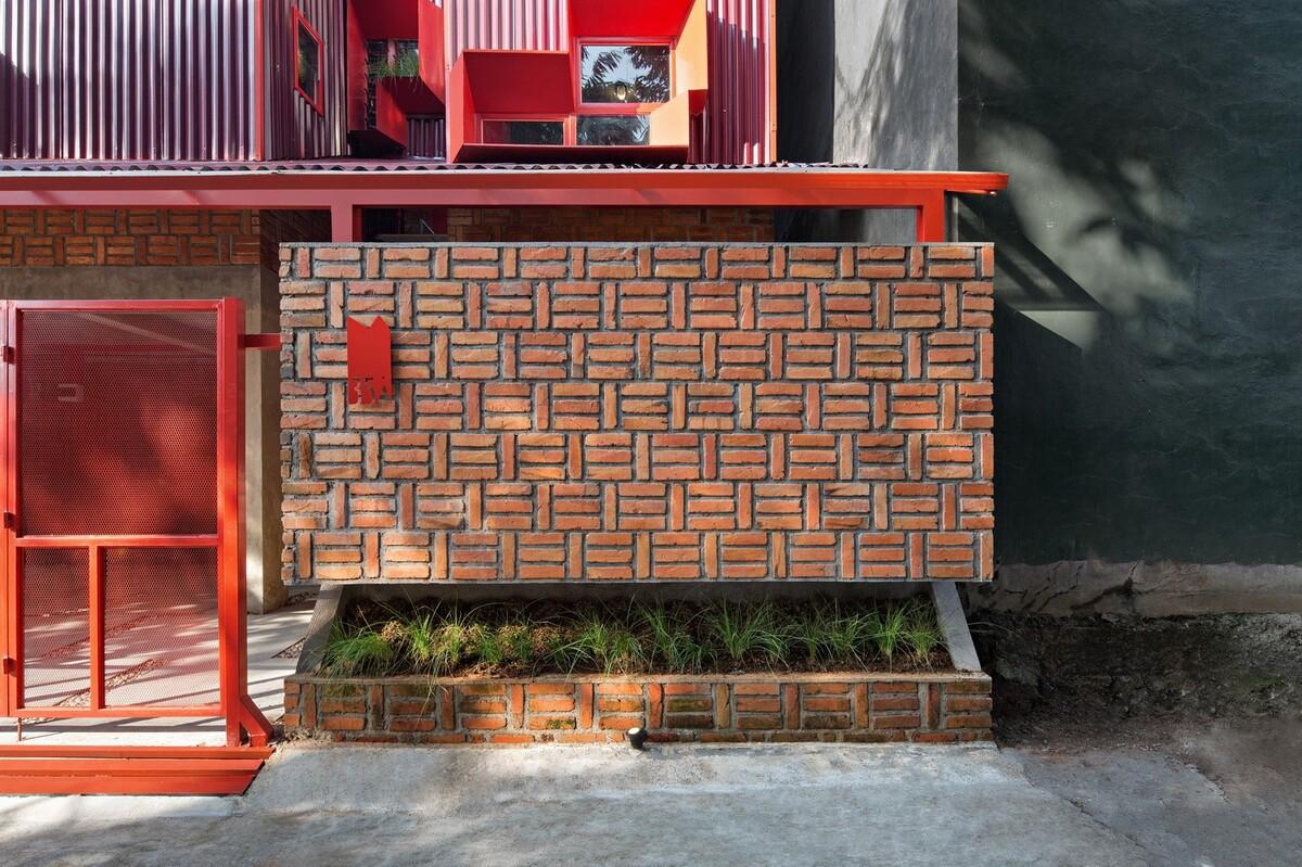 '逐步堆叠‘ 红区寄宿公寓 / Ismail Solehudin Architecture