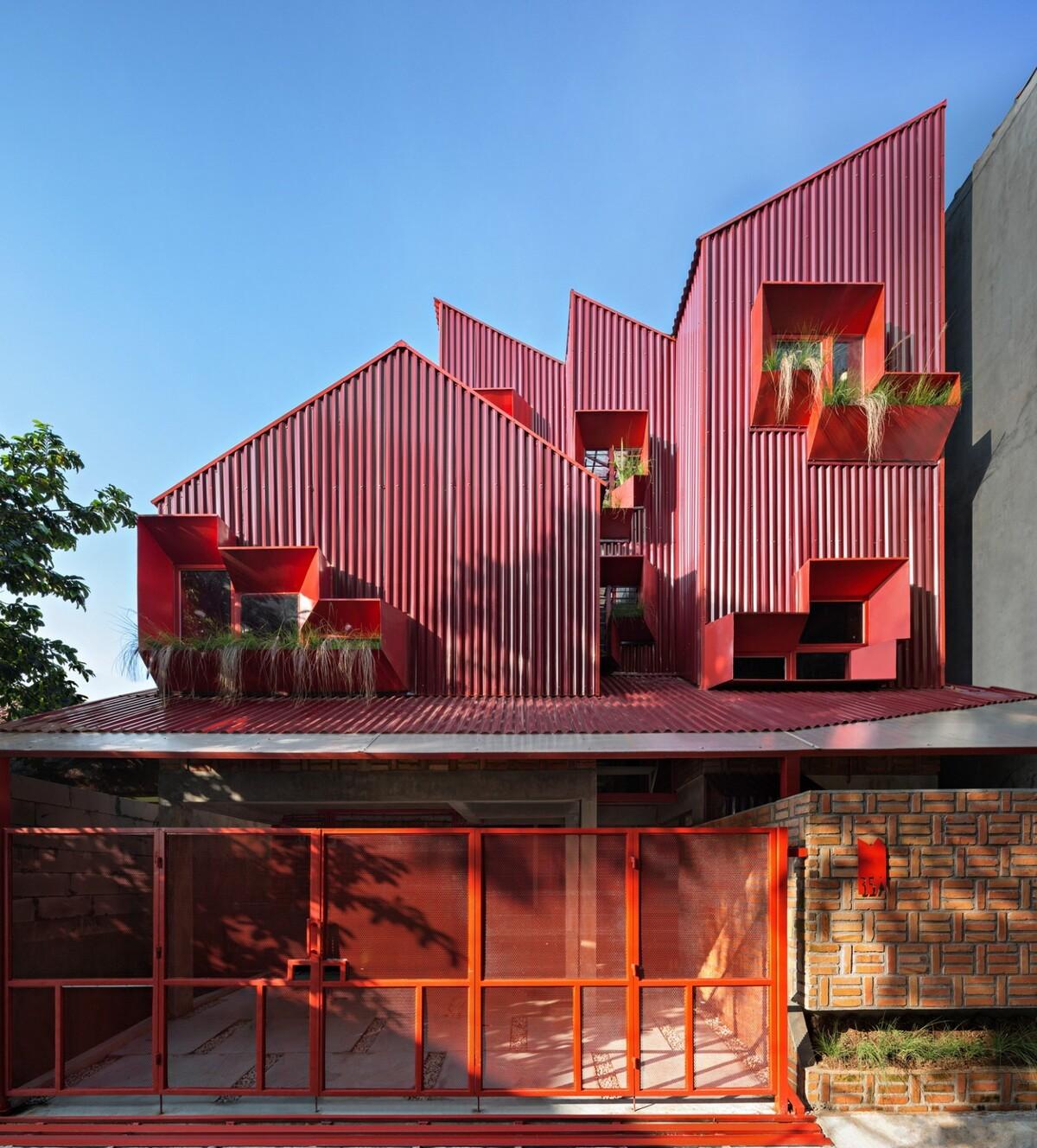 '逐步堆叠‘ 红区寄宿公寓 / Ismail Solehudin Architecture