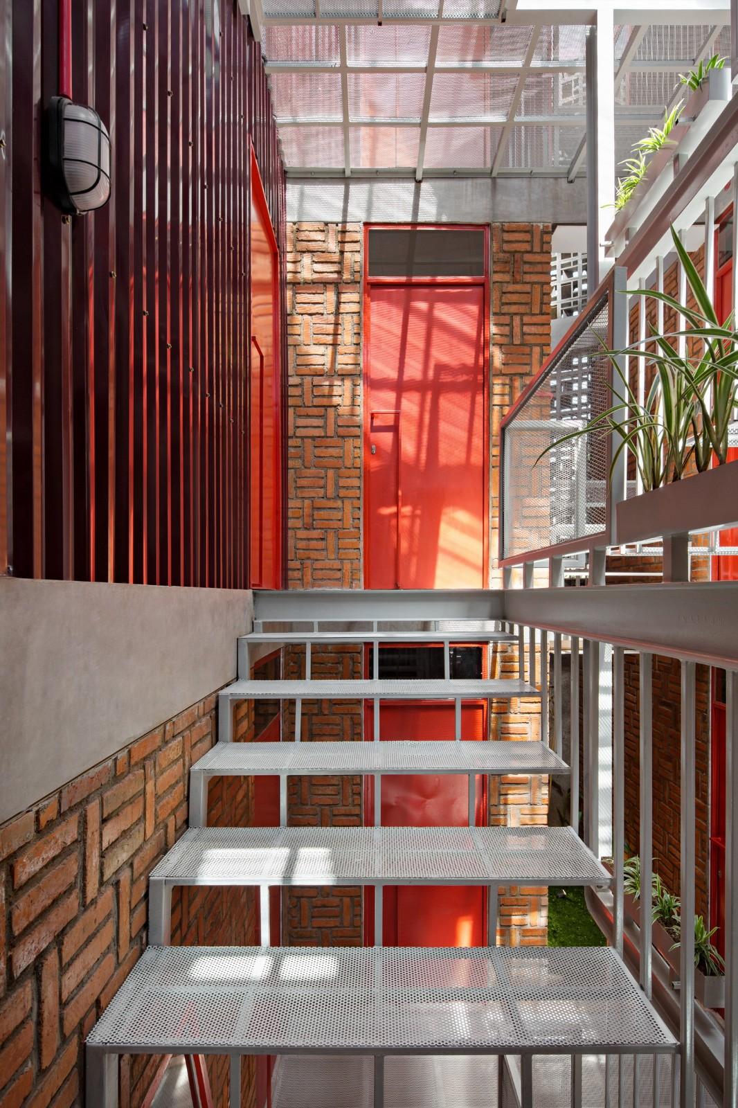 '逐步堆叠‘ 红区寄宿公寓 / Ismail Solehudin Architecture