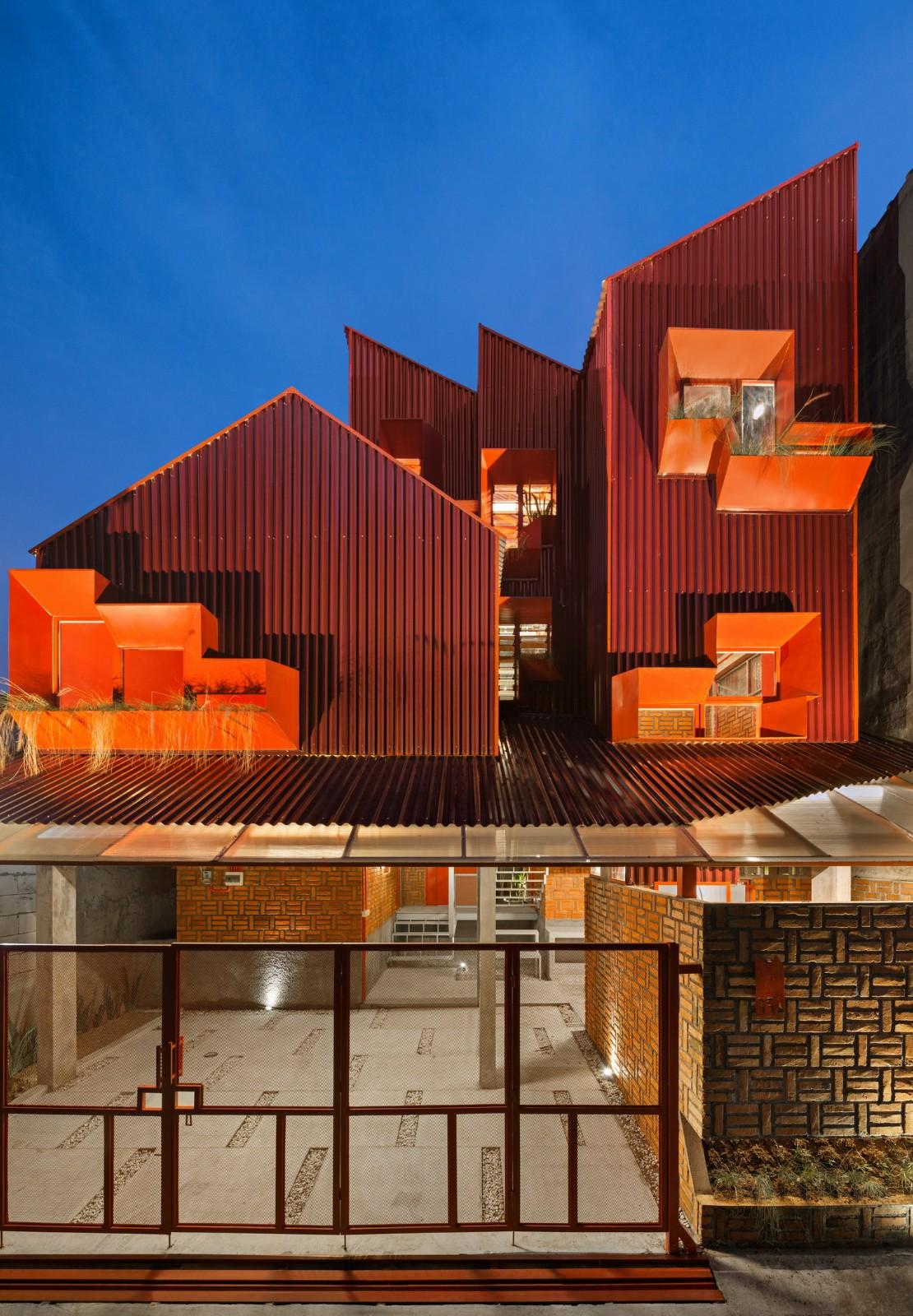 '逐步堆叠‘ 红区寄宿公寓 / Ismail Solehudin Architecture