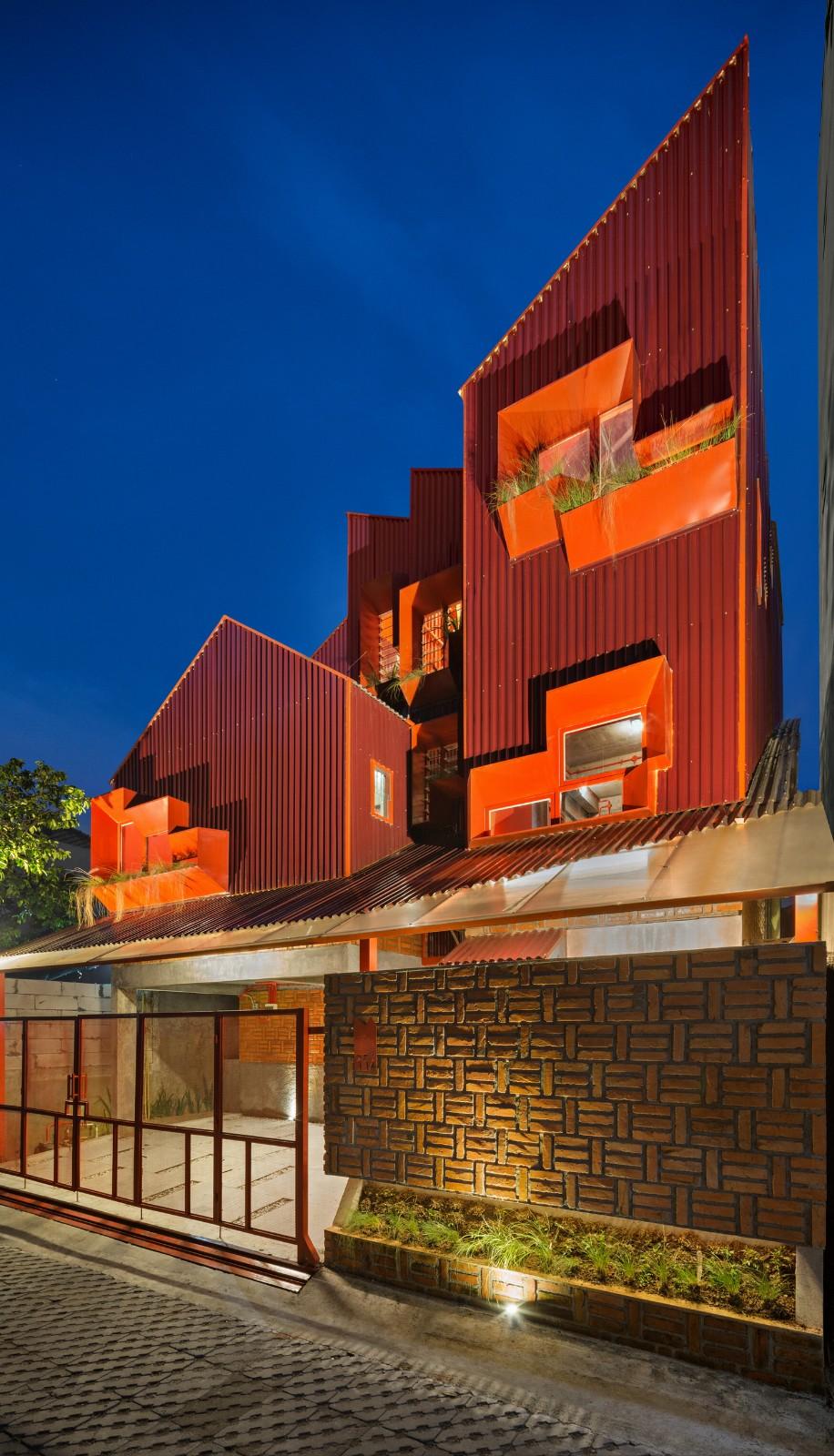 '逐步堆叠‘ 红区寄宿公寓 / Ismail Solehudin Architecture