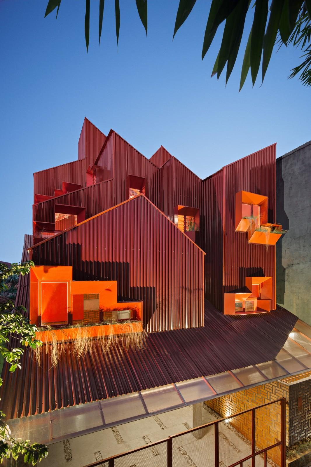 '逐步堆叠‘ 红区寄宿公寓 / Ismail Solehudin Architecture