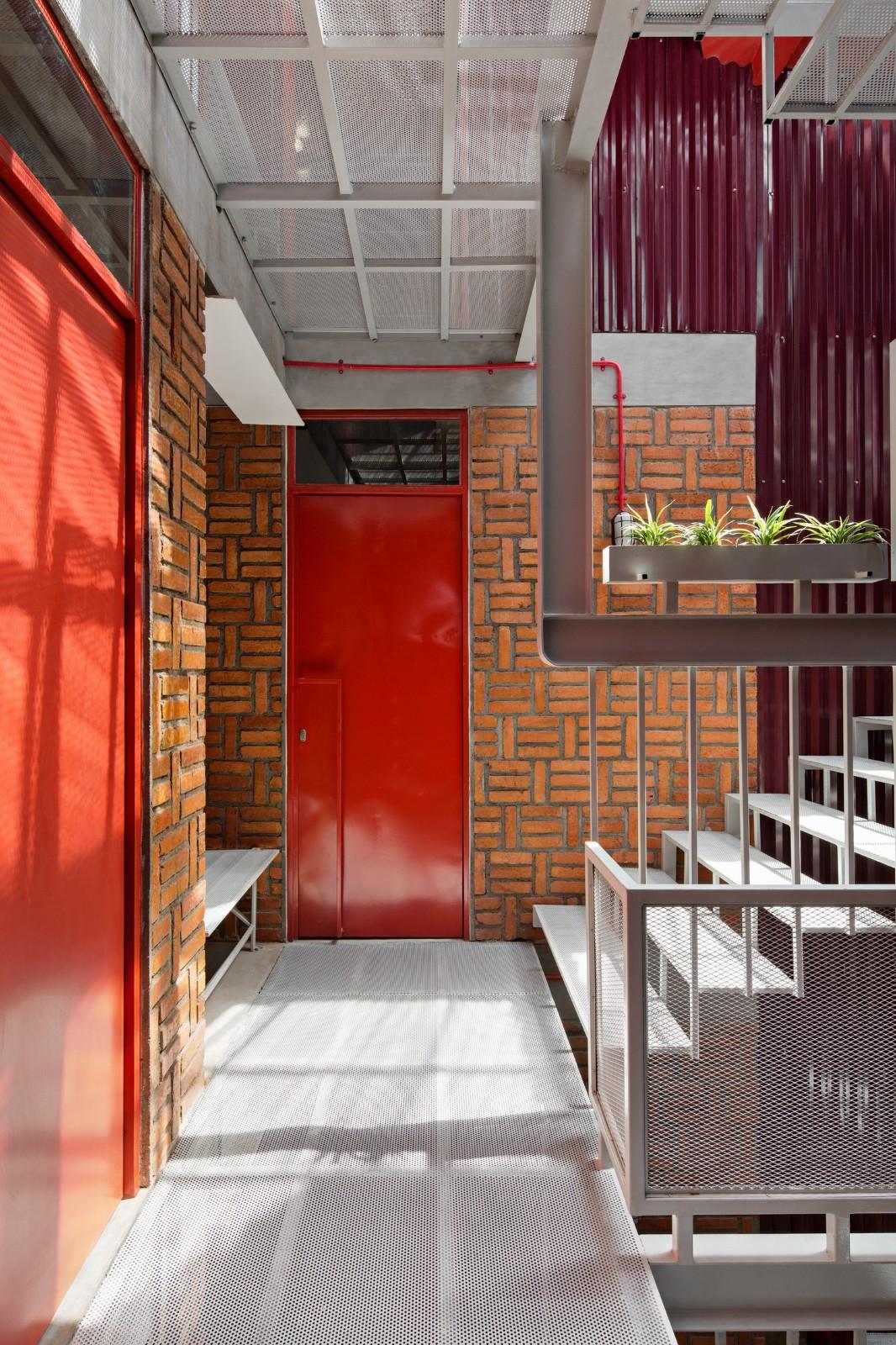 '逐步堆叠‘ 红区寄宿公寓 / Ismail Solehudin Architecture