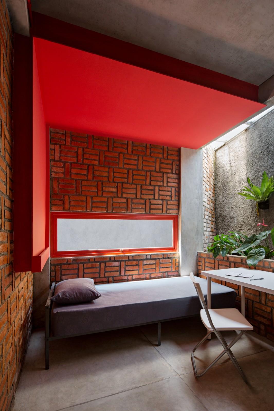 '逐步堆叠‘ 红区寄宿公寓 / Ismail Solehudin Architecture
