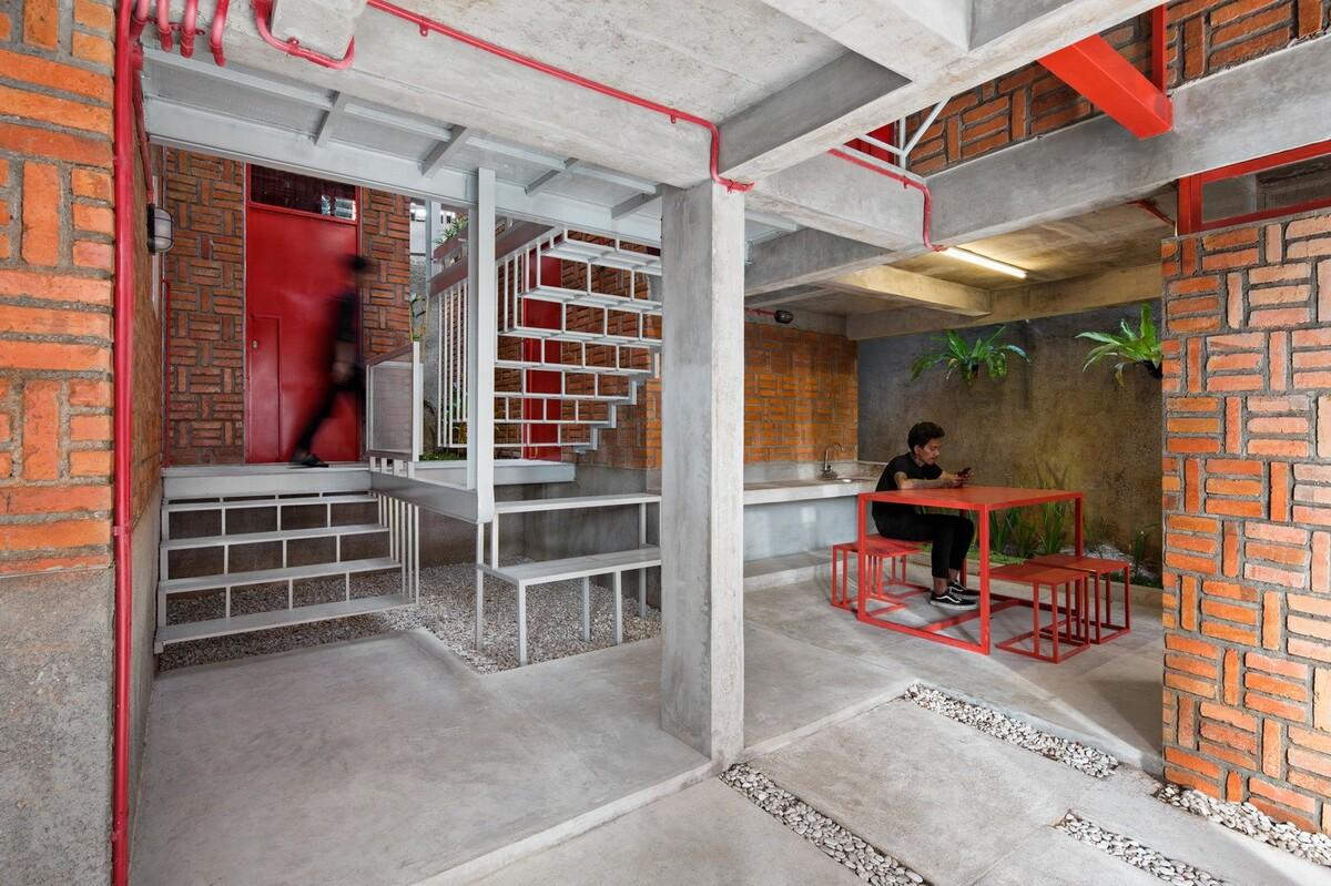 '逐步堆叠‘ 红区寄宿公寓 / Ismail Solehudin Architecture