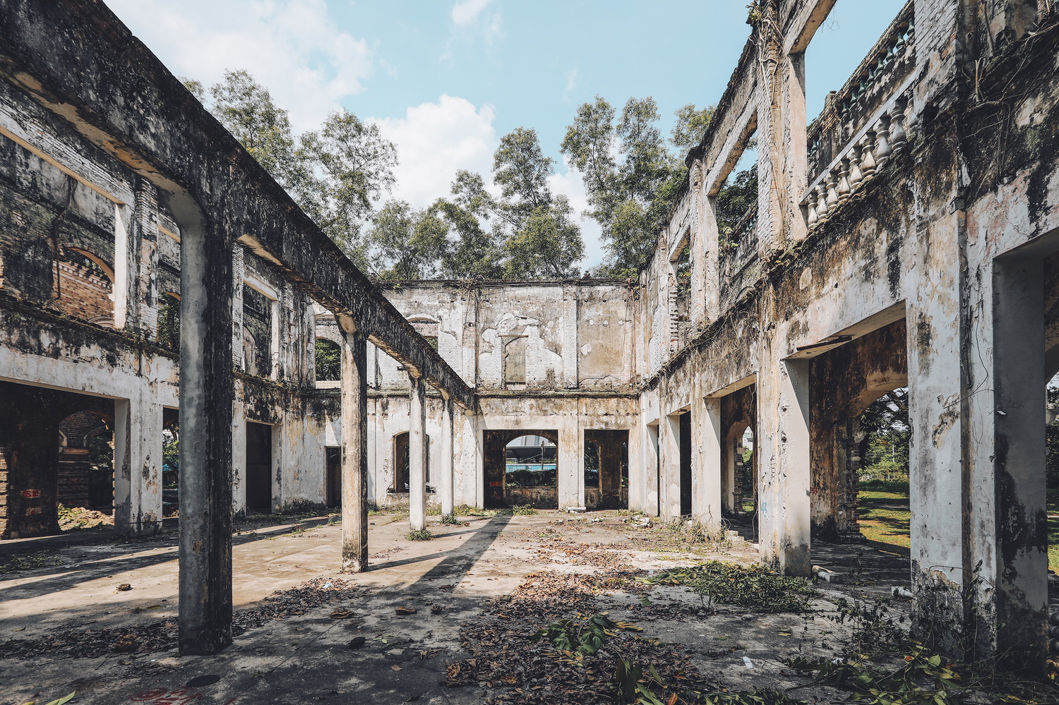 调整大小 13_existing-ruin-sentul-works-courtyard-view-72-dpi.jpg