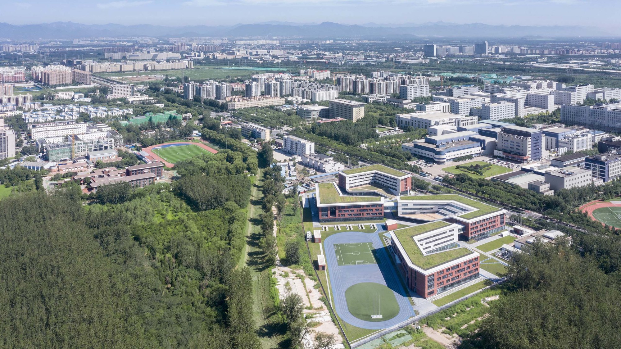 2_01-校园鸟瞰-自然和城市的交界__The_bird's_eye_view_of_campus_-_a_junction_between_nature_and_city©夏至.jpg