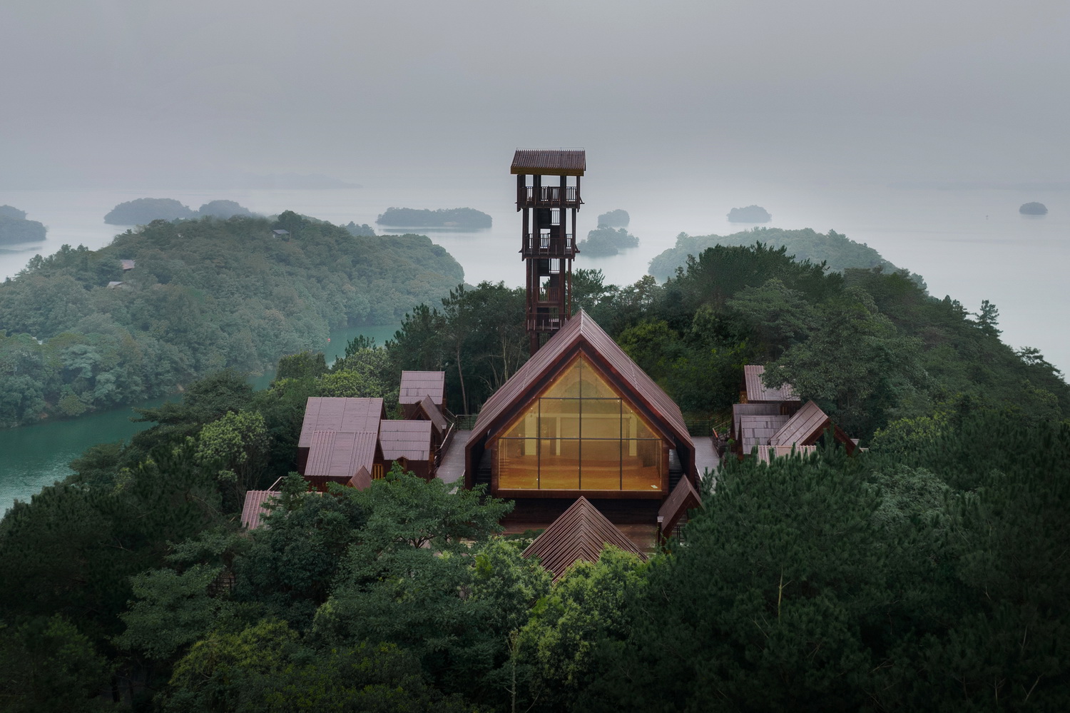 调整大小 穿梭在天然植被间隙中的木屋建筑群落，A community of wooden houses shuttled in the gaps of natural vegetation. by 徐英达，黄迪.jpg