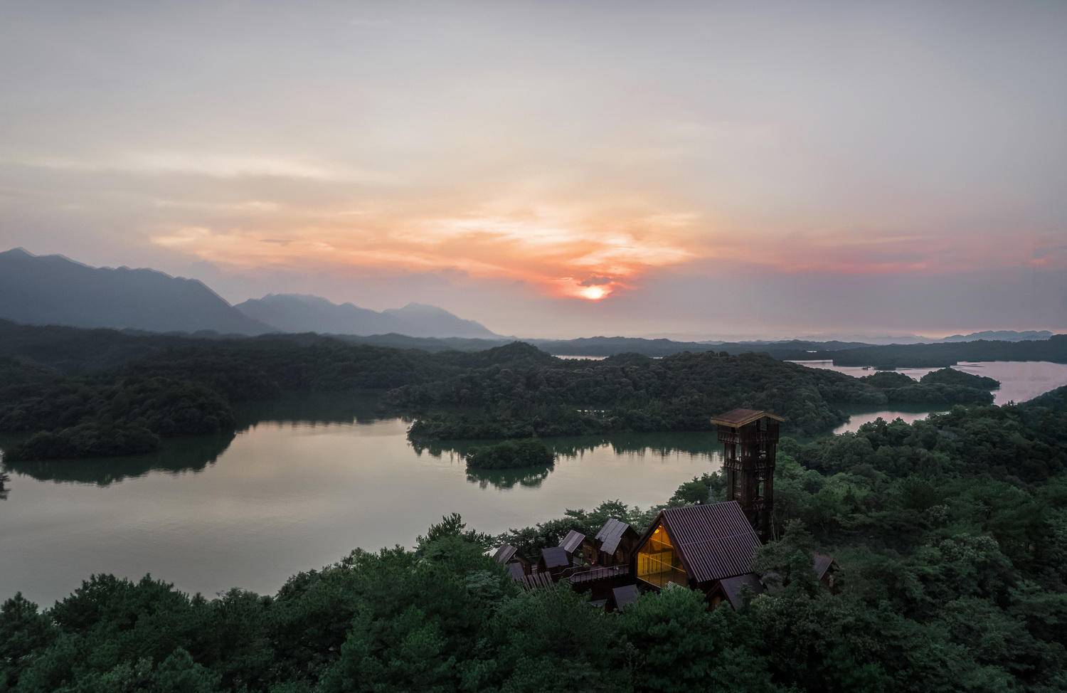 调整大小 夕阳下逐渐点亮的灯光，The light gradually lit in the sunset. by 徐英达，黄迪.jpg