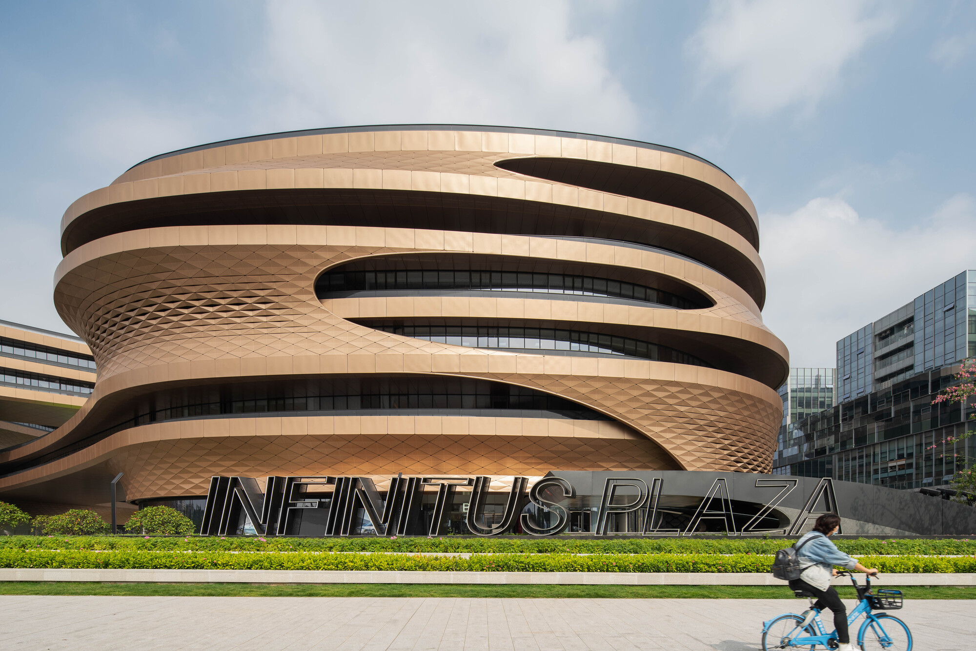 2_7-zha-infinitus-plaza-photo-by-liang-xue.jpg