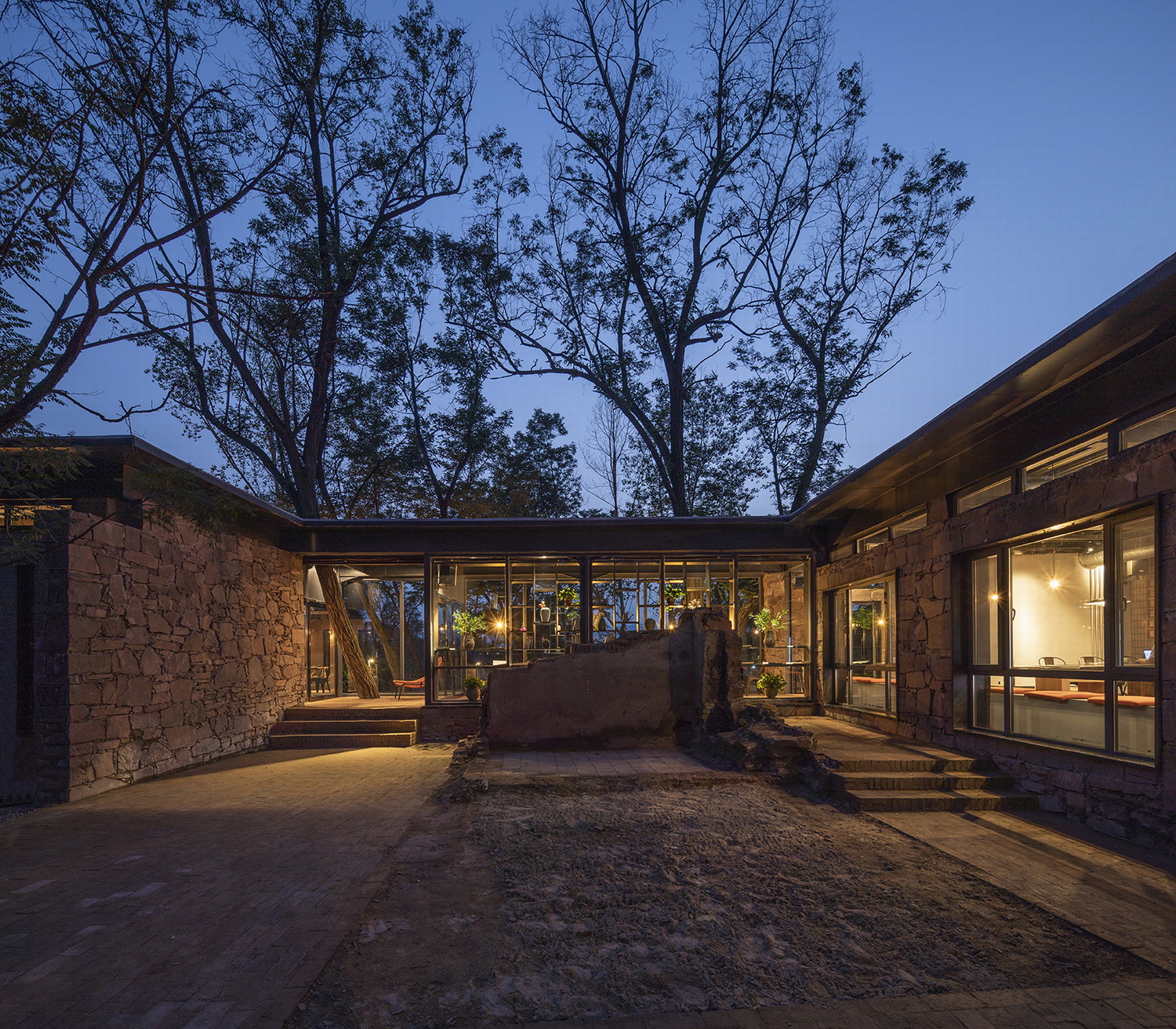 调整大小 11-庭院夜景 Night view of courtyard.jpg