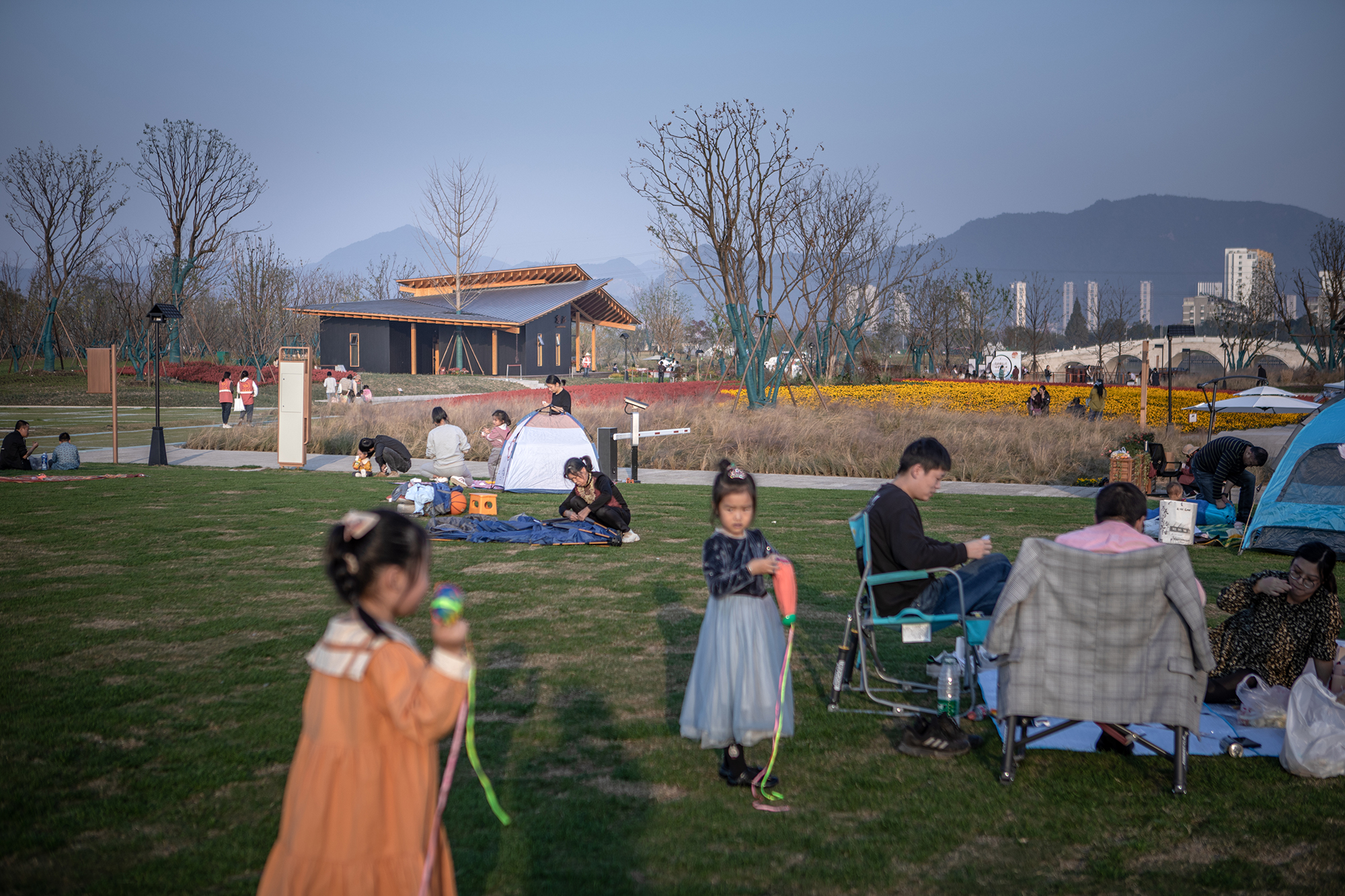 02.在接待中心附近露营的游客Tourists camping near the reception center©嵒建筑-赵赛.jpg