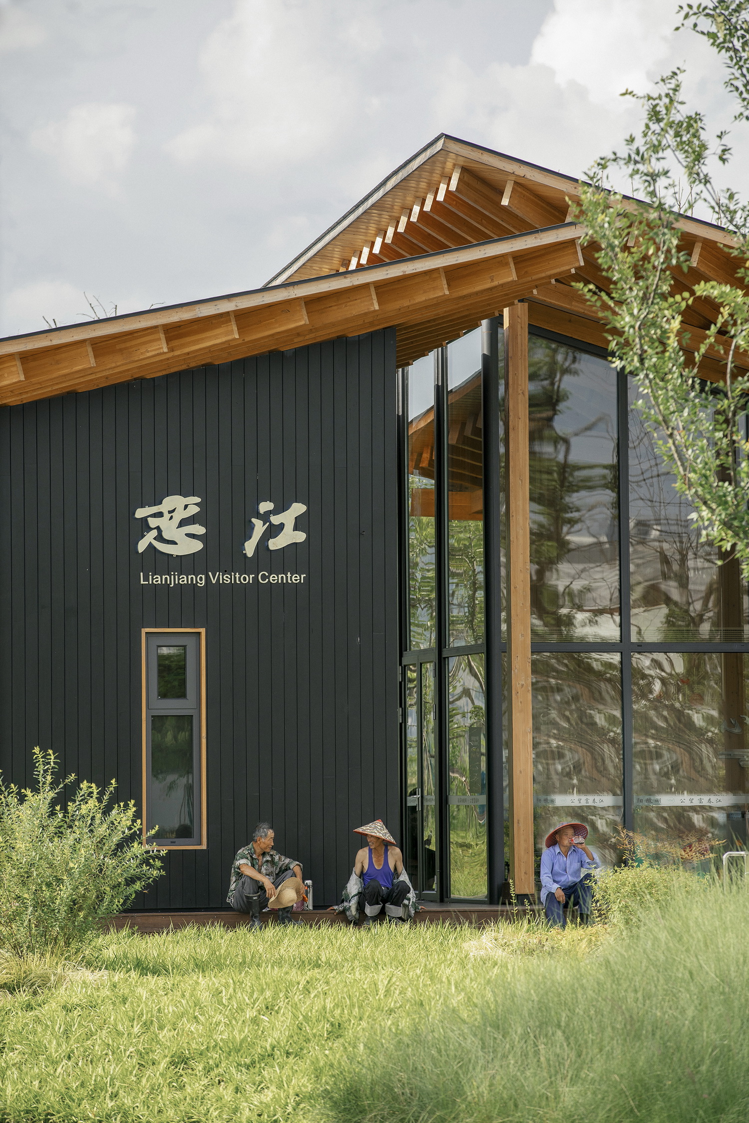 调整大小 18.园丁在大屋顶下休憩Gardeners resting under roof’s shelter嵒建筑-赵赛.jpg