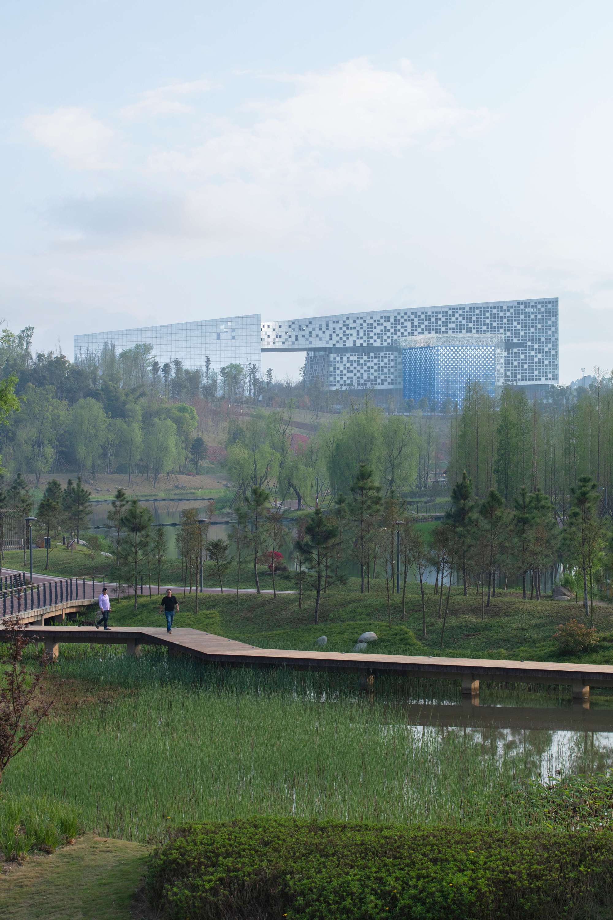 15_公园城市里的超算中心，Supercomputer_center_in_park_city.jpg